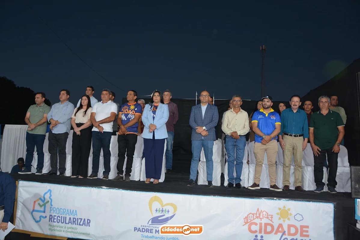 Padre Marcos entrega títulos de propriedade a 100 famílias e anuncia nova etapa da regularização fundiária para mais mil imóveis