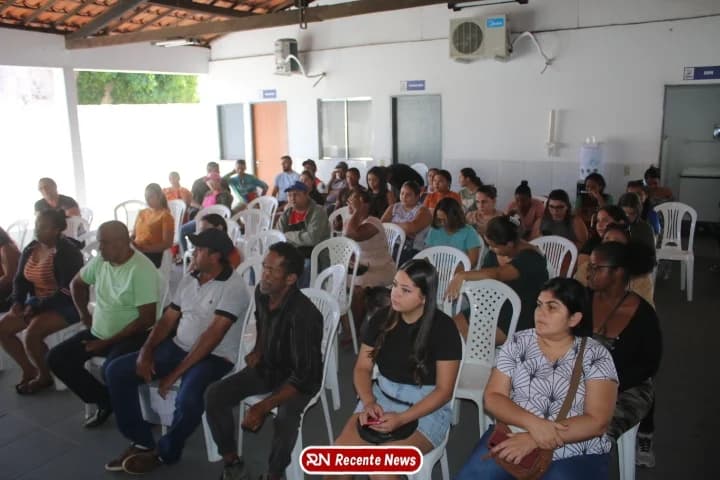 Padre Marcos promove reunião para orientar os 80 novos beneficiários do Bolsa Família