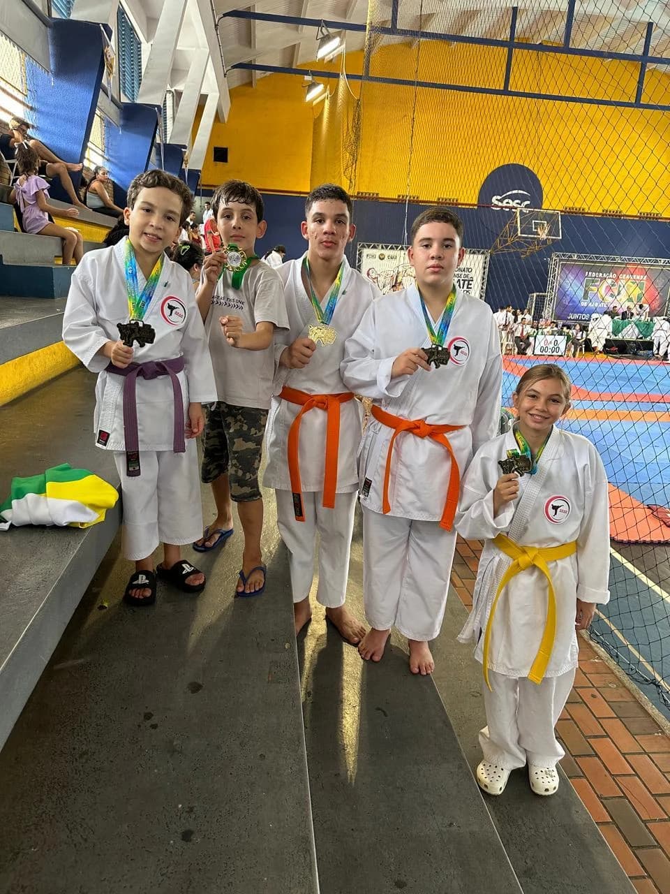 Crianças de projeto social de Padre Marcos brilham em campeonato de karatê em Fortaleza
